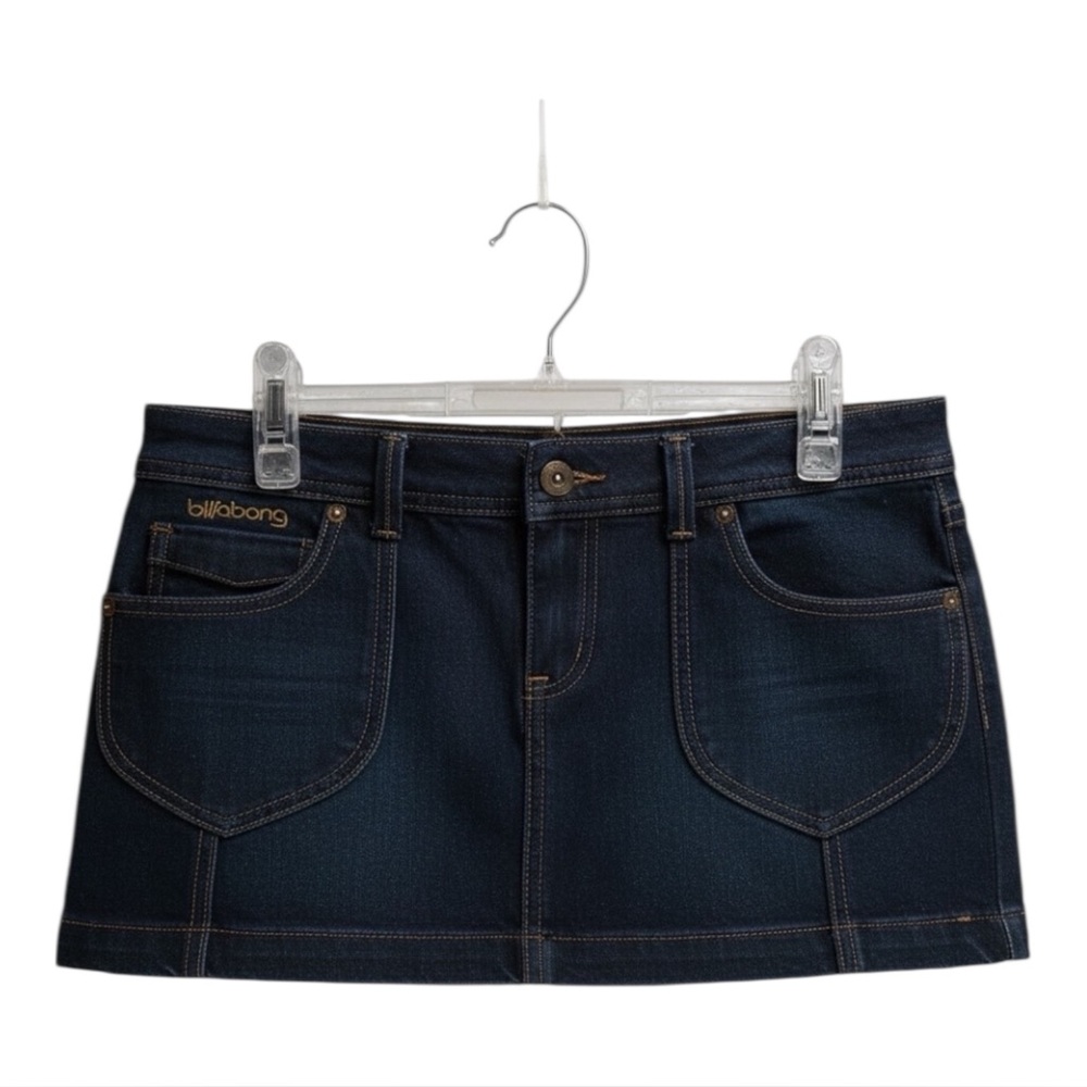 Billabong denim mini skirt, size 7. Classic and true Y2K-era silhouette.